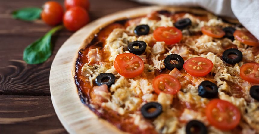 58973637 Pizza With Chicken, Tomatoes and Basil