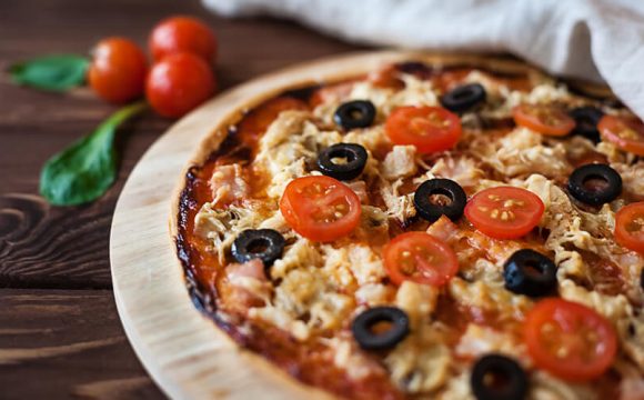 58973637-t Pizza With Chicken, Tomatoes and Basil